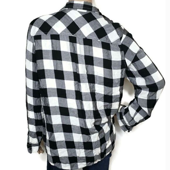 Universal Thread Plaid Black and White Button Up Top. - Picture 4 of 4